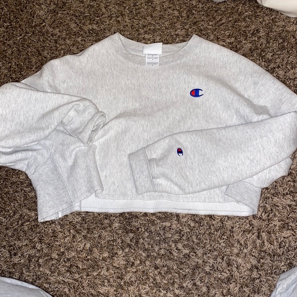 Cropped champion sweatshirt. Worn once. Great condition - Picture 1 of 2